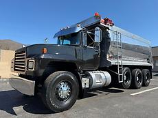 MACK RD688S TRI AXLE DUMP TRUCK 8LL TRANSMISSION 17 FT ALUMINUM DUMP BED