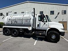 2005 INTERNATIONAL 4400 TANDEM PRESVAC  3200 GALLON VACUUUM VAC TRUCK